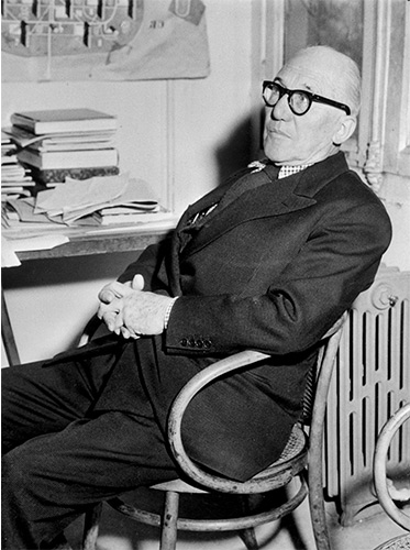 Le Corbusier sentado en una silla Thonet 209