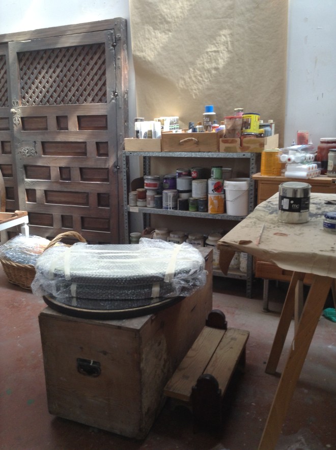 El taller de restauración La Habana Decoración antes de partir hacia La Almoneda 2015