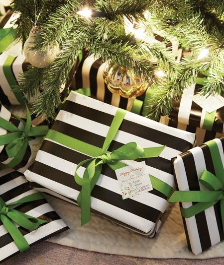 ideas envolver regalos navidad blanco negro rayas verde lazo inspiracion diy